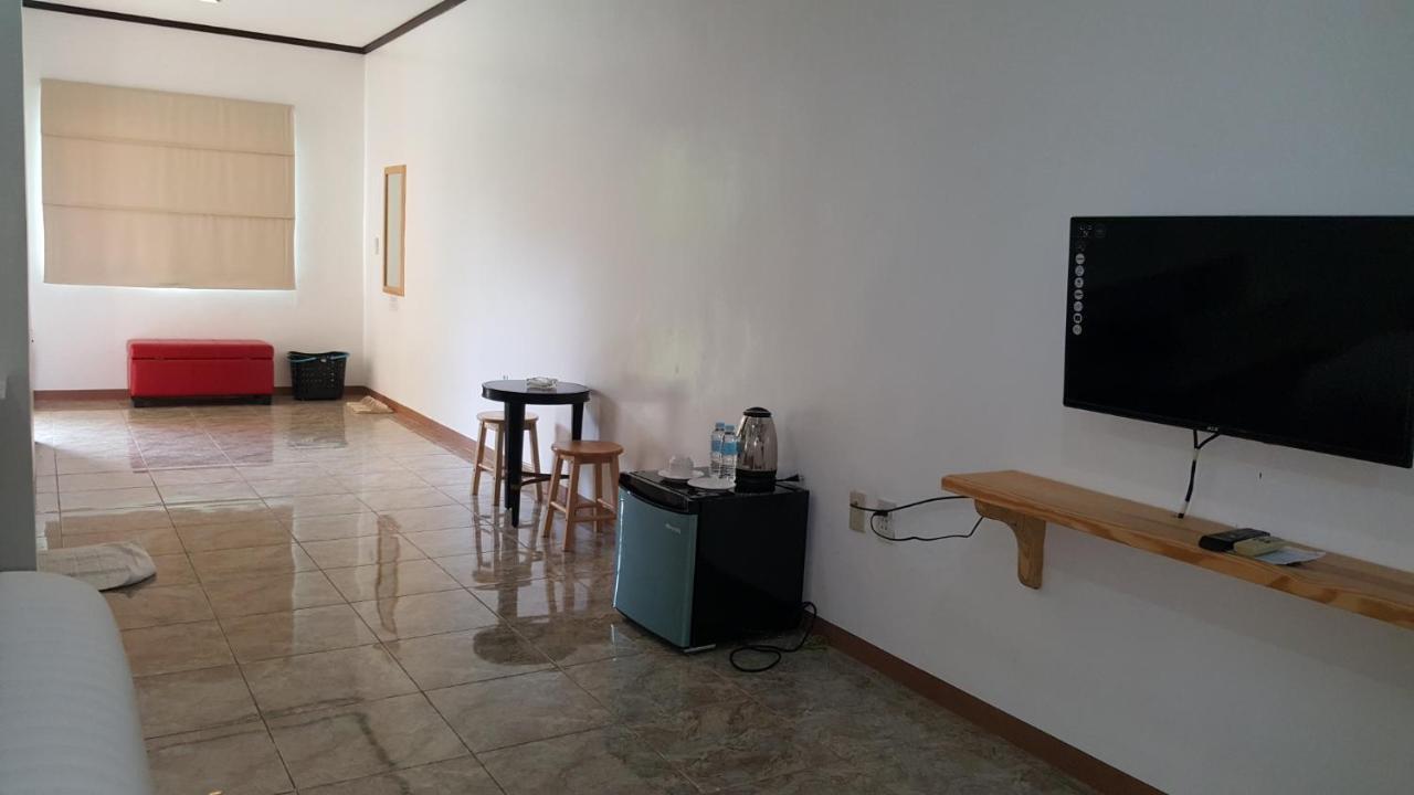 Phil Oasis Hotel & Resort Silang Exterior photo